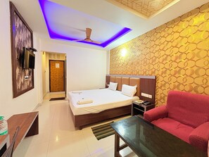 Deluxe tweepersoonskamer, gedeeltelijk uitzicht op zee | Een bureau, gratis wifi