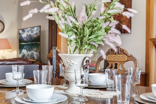 Hot Tub + PuttPutt | Victorian Apt in Historic Baker