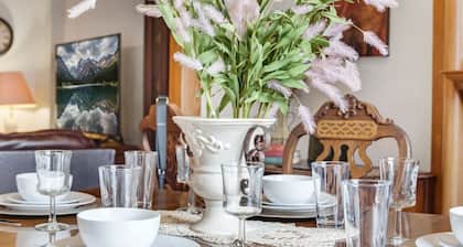 Hot Tub + PuttPutt | Victorian Apt in Historic Baker