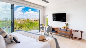 Una camera d'albergo moderna con un letto, una scrivania e una TV.
