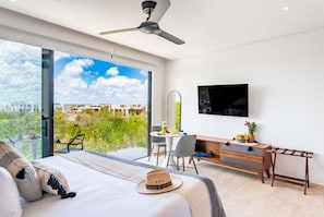 A modern hotel room with a bed, desk, and TV. - D405 CPL, Comodidad y estilo/ AC /Gym (Tulum)