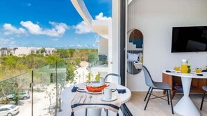 Un balcone con tavolo, sedie e televisore.