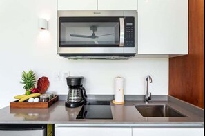 Fridge, microwave, coffee/tea maker, cookware/dishes/utensils - E203 CPL, Cowork /Gym/Estilo moderno / Jardín (Tulum)