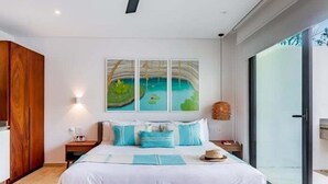 Camera da letto moderna con un letto grande, un armadio in legno, un'opera d'arte a parete e una porta a vetri scorrevoli verso l'esterno.