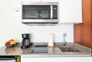 Mikrowelle, Wasserkocher mit Kaffee-/Teezubehör