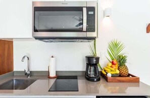 Fridge, microwave, coffee/tea maker, cookware/dishes/utensils - C108CPL,Swim Up-No Air Conditioning or hot water (Tulum)