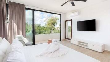 Een strijkplank/strijkijzer, internet, beddengoed