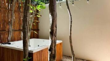 Bain à remous extérieur