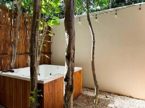 Bain à remous extérieur
