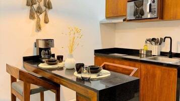 Réfrigérateur, micro-ondes, cafetiÚre/bouilloire