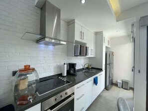 Jääkaappi, mikroaaltouuni, uuni, kahvin-/teenkeitin