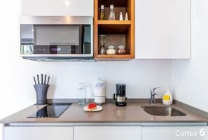 Refrigerador, microondas, cafetera/tetera, tostadora