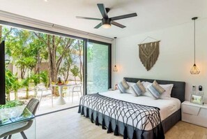 Tabla de planchar con plancha, acceso a internet y ropa de cama 