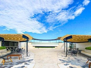 A rooftop terrace with outdoor seating, a central open space, and a clear view of the sky. - 106D PANOR, Modern and incredible studio apartment (Tulum)