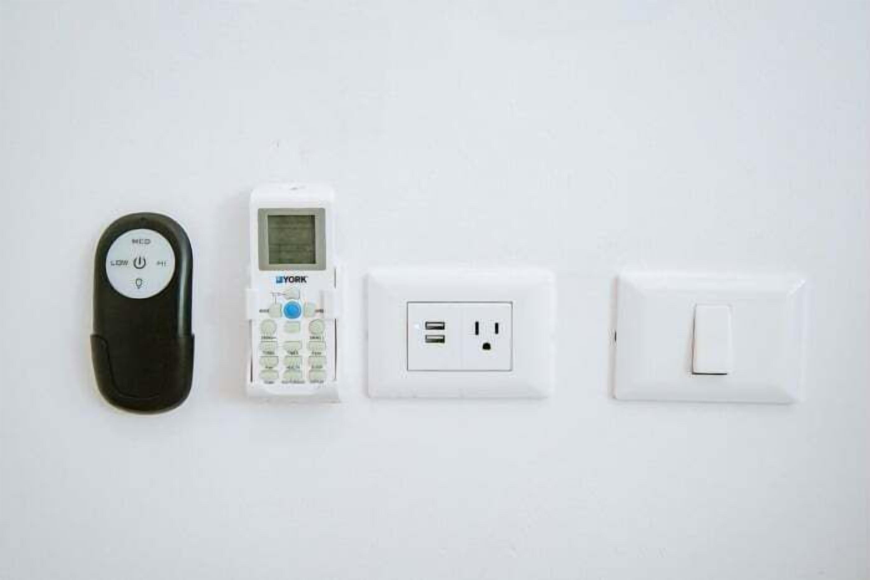 Een wandthermostaat, een afstandsbediening en een stopcontact.