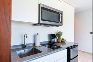 Refrigerador, microondas, cafetera/tetera, utensilios de cocina