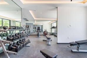 A modern gym with weightlifting equipment, cardio machines, and benches. - D405 CPL, Comodidad y estilo/ AC /Gym-2 (Tulum)