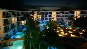 Ett hotell med flera våningar, en swimmingpool och en vattenrutschkana.