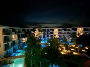 Ein Hotel mit mehreren Stockwerken, einem Schwimmbad und einer Wasserrutsche.