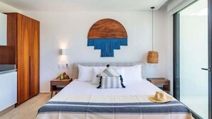 Una camera da letto moderna con un letto, un'armadiatura in legno e un'opera d'arte appesa al muro.