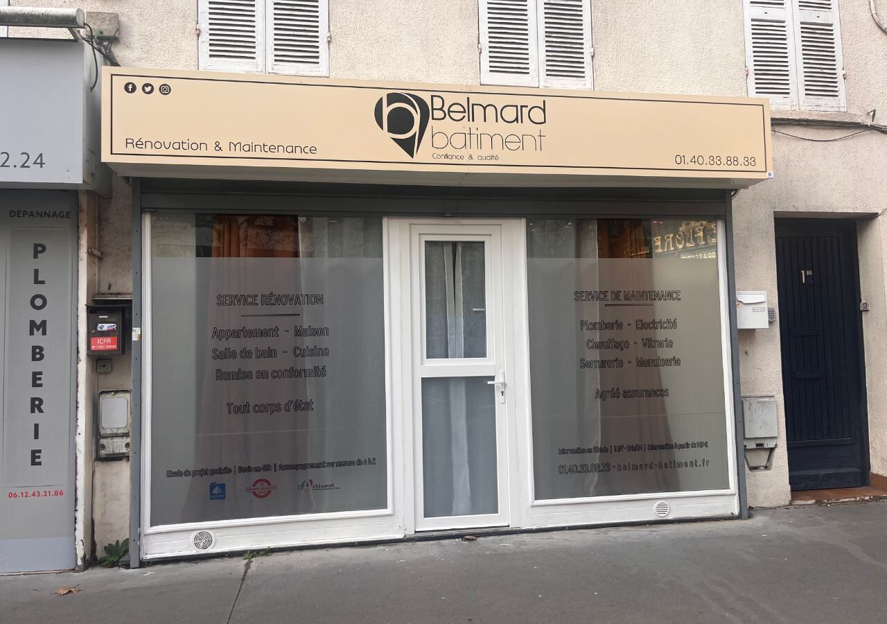 Une devanture de magasin avec une enseigne indiquant « Belard bâtiment », proposant des services de rénovation et d’entretien.