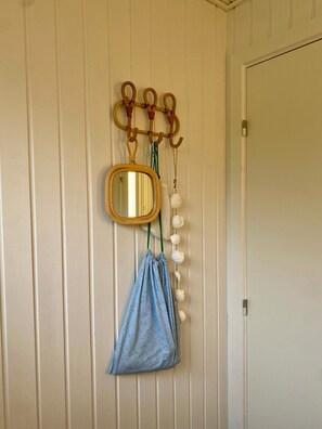 A wall-mounted hook with a mirror and a blue garment. - Summer house Fauna Hou Hals 300 m from the sea (Hals)