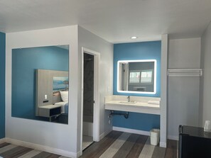 Bathroom - Playa Inn Motel - Long Beach - LA (Long Beach)