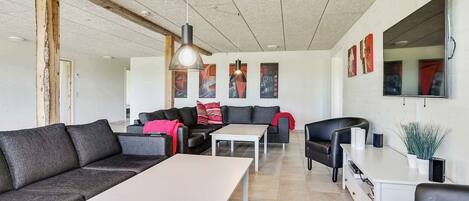 Baby-foot, table de tennis de table, chaîne hi-fi