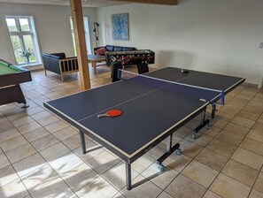 A room with two ping pong tables, a foosball table, and a pool table. - Hanklit holiday home, event & course venue (Nykøbing M)