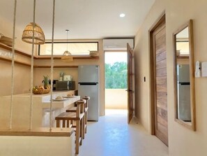 Jääkaappi, mikroaaltouuni, kahvin-/teenkeitin