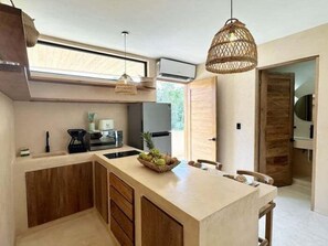 Kühlschrank, Mikrowelle, Wasserkocher mit Kaffee-/Teezubehör