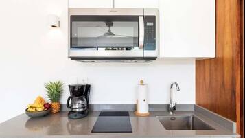 Micro-ondes, cafetiĂšre/bouilloire