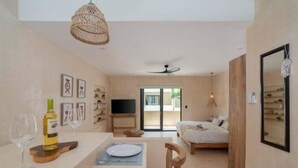 Un interno moderno con zona pranzo, letto e TV.
