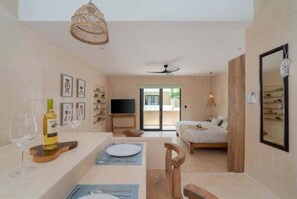 Ein modernes Interieur mit Essbereich, einem Bett und einem Fernseher.