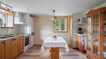 Fridge, microwave, oven, cookware/dishes/utensils