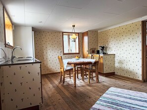 Fridge, microwave, oven, cookware/dishes/utensils