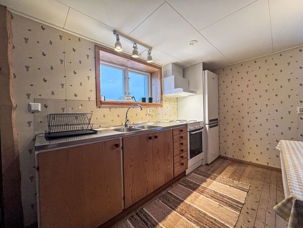 Refrigerador, microondas, horno y utensilios de cocina 