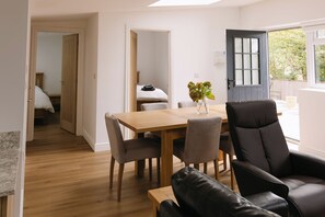 Dining - Two Kingsized bedroom barn in Oldbury-on-Severn. Pet friendly. Car charging. (Oldbury-on-Severn)