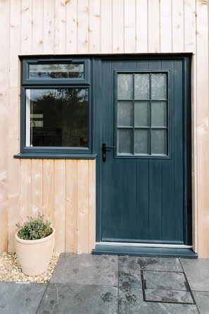 Exterior detail - Two Kingsized bedroom barn in Oldbury-on-Severn. Pet friendly. Car charging. (Oldbury-on-Severn)