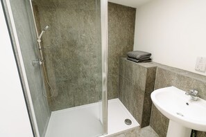 Hair dryer, towels, toilet paper - Two Kingsized bedroom barn in Oldbury-on-Severn. Pet friendly. Car charging. (Oldbury-on-Severn)