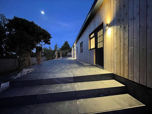 Two Kingsized bedroom barn in Oldbury-on-Severn. Pet friendly. Car charging.