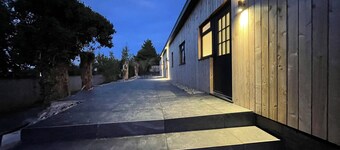 Two Kingsized bedroom barn in Oldbury-on-Severn. Pet friendly. Car charging.