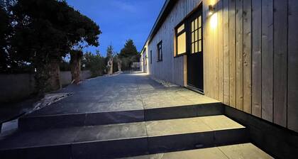 Two Kingsized bedroom barn in Oldbury-on-Severn. Pet friendly. Car charging.