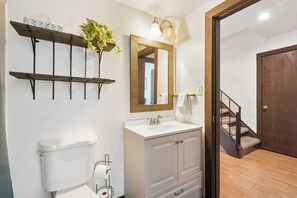 Shower, hair dryer, towels, soap - Walkable Tahoe Retreat - 3bd/3ba (Incline Village)