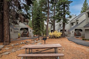 Outdoor dining - Walkable Tahoe Retreat - 3bd/3ba (Incline Village)