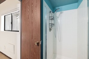 Shower, hair dryer, towels, soap - Walkable Tahoe Retreat - 3bd/3ba (Incline Village)