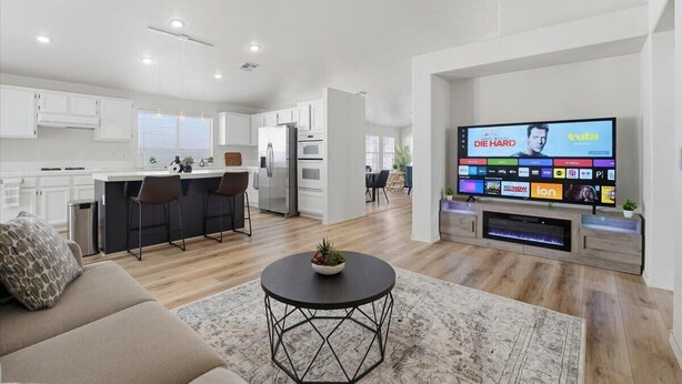 Een modern appartement met keuken, eethoek en zithoek.