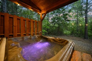 Outdoor spa tub - Honeycomb Cabin · Sweet & Cozy: Hot Tub, Fire Pit, Loft Retreat (Broken Bow)