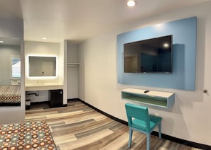 Room, 1 Queen Bed | Free WiFi - La Casa Motel Burbank Airport - LA (Sun Valley)