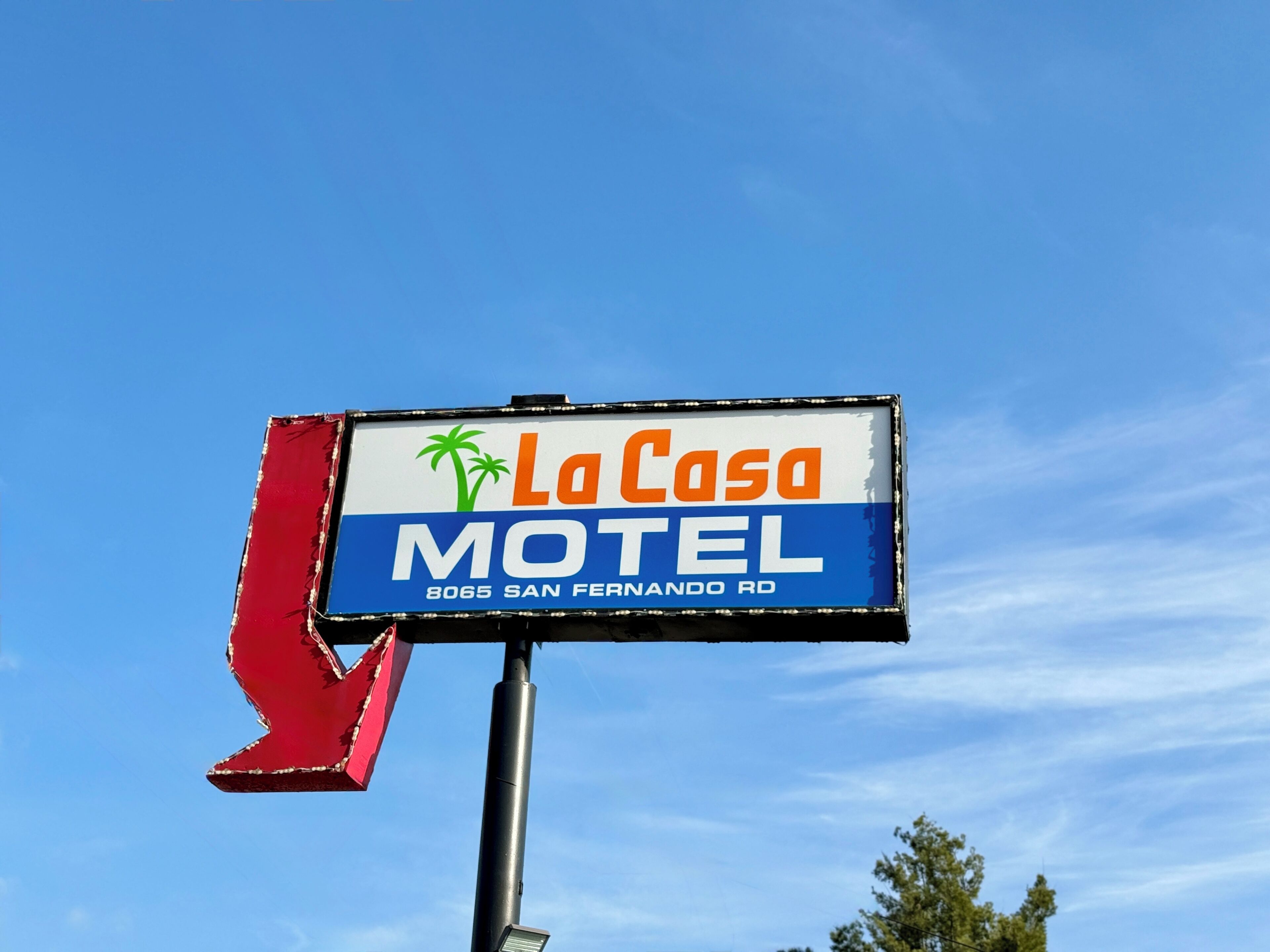 En skylt för ett motell med namnet ”La Casa Motel” och adressen ”8065 San Fernando Rd”.
